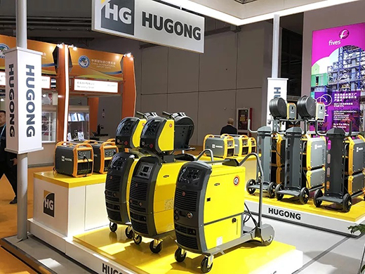 进博会首日WilliamHill威廉希尔意大利CEA展位展品WilliamHill威廉希尔CEA数字化焊机